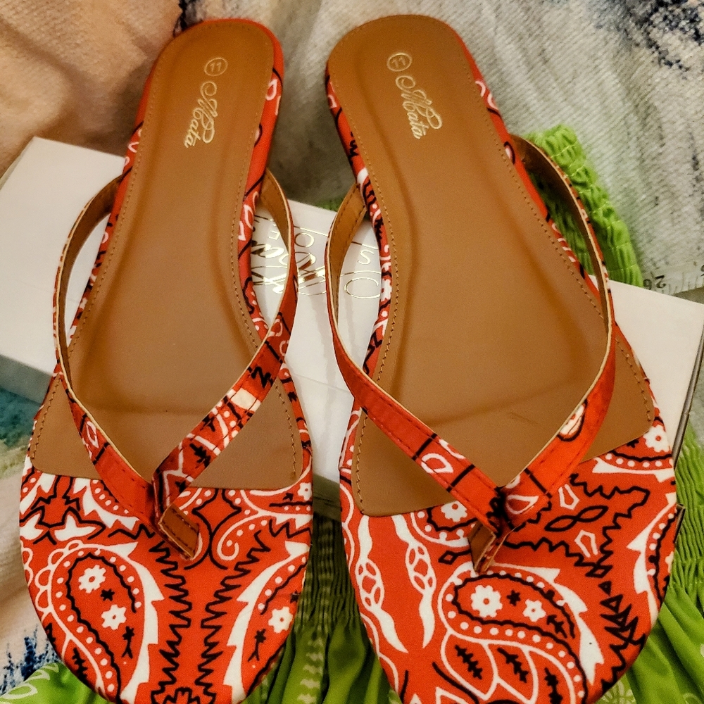 Size 11 Bandana design flat sandals in red